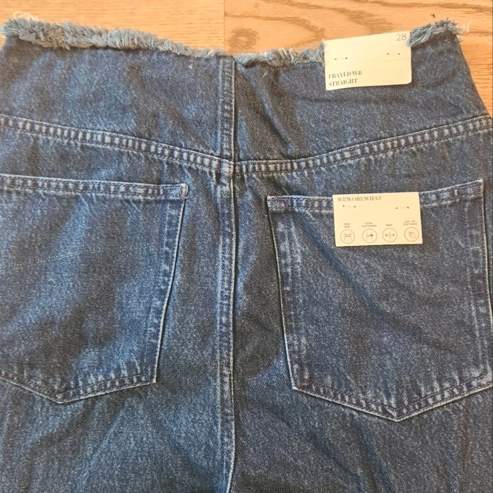 NWT WeWoreWhat Frayed WB Straight Jean in True Blue, Size 28